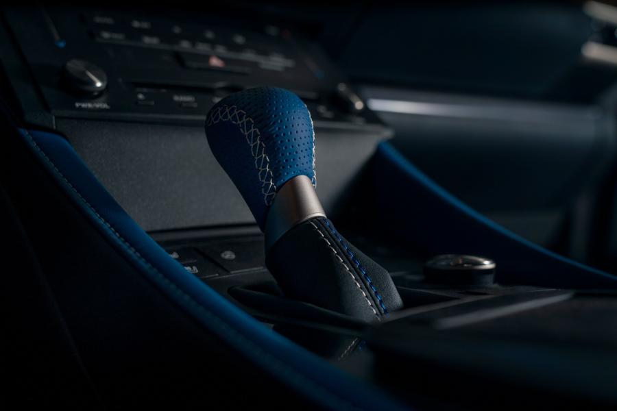 Детали интерьера Lexus RC F 10th Anniversary Limited 2018 года  (NA) (фото 4 из 7)